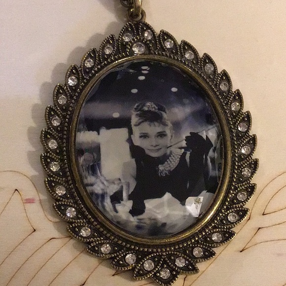 Audrey Hepburn Necklace - Picture 3 of 9